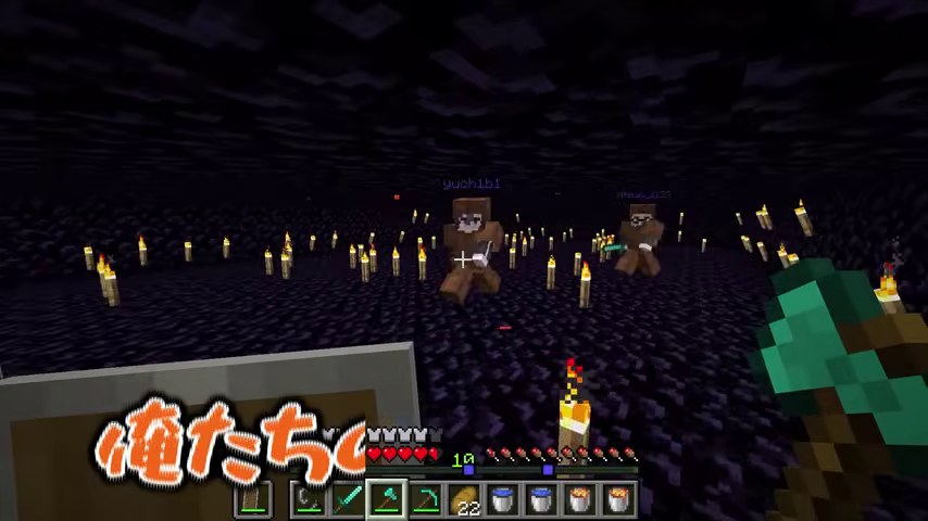 山田視点の黒曜石の部屋で、革装備のゆうちびとみつおが松明の間に立つマイクラの場面