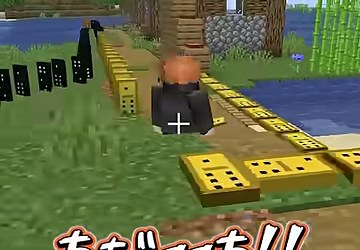 水辺の黄色いドミノ列の横にみつおさんがいる場面