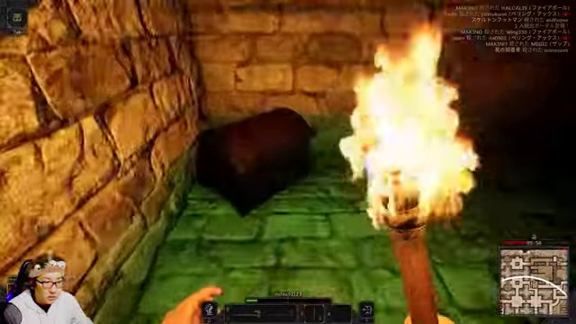 Dark and Darkerの石造りの通路でたいまつの先に閉じた宝箱が見える画面