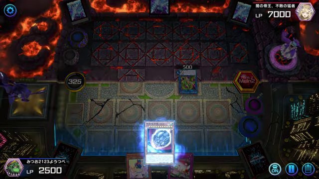 遊戯王マスターデュエルの盤面で、みつお側の手札から青く光るカードが発動し、闇の帝王側に攻撃力500のカードがある