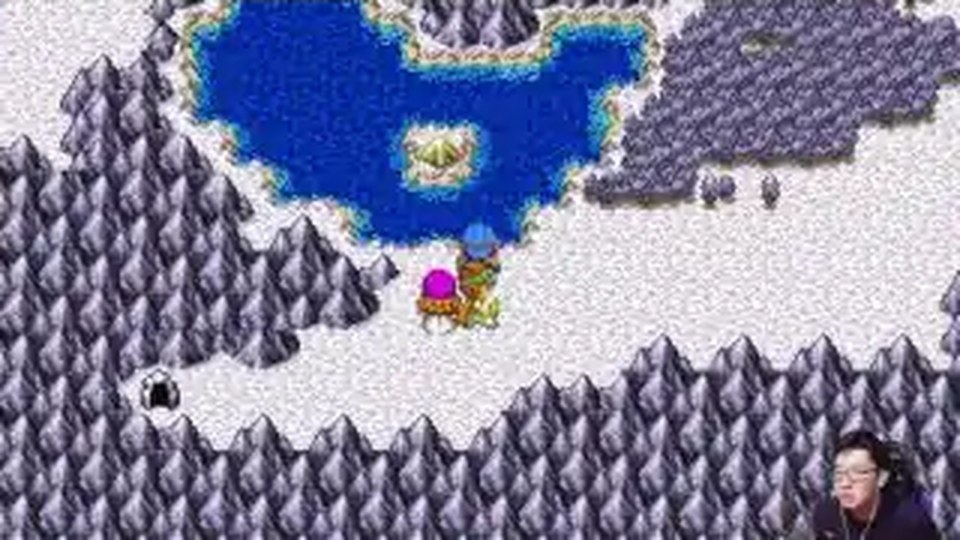 雪と岩山に挟まれた道を進む三人のパーティー
