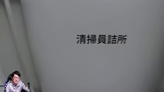8番出口の地下通路で「清掃員詰所」と書かれた扉に近づき、顔出しで実況するみつお