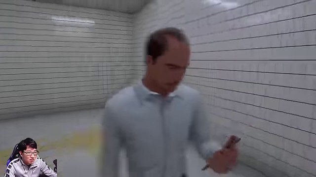 8番出口の通路の角で、スマホを見ている男性を至近距離から見るみつおのゲーム画面