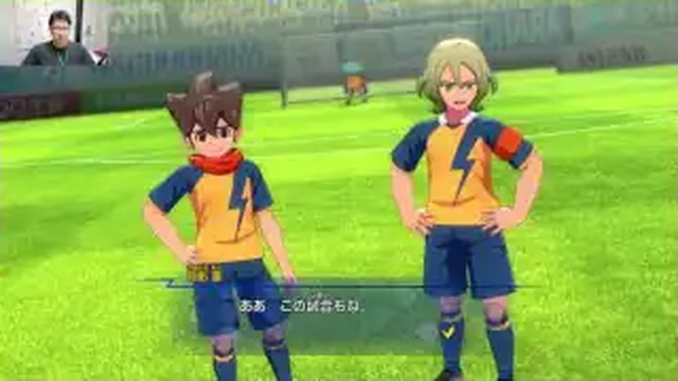 サッカーのピッチで黄色と紺のユニフォームを着た2人が会話する場面