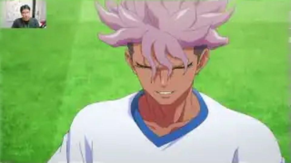 白いユニフォームを着た紫がかった髪の人物が目を閉じている近景