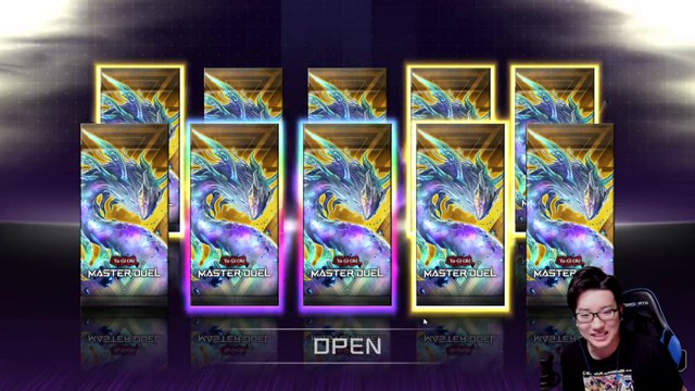 遊戯王マスターデュエルの10パック開封画面と、右下で笑顔のみつお