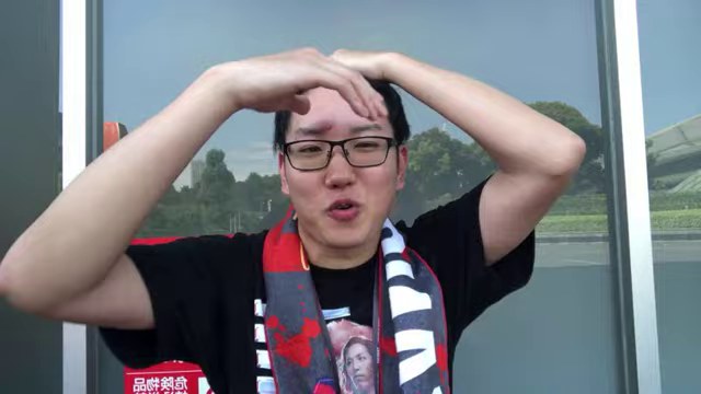 赤白のマフラーを掛けたみつおが両手を頭に置いて試合を振り返る画面