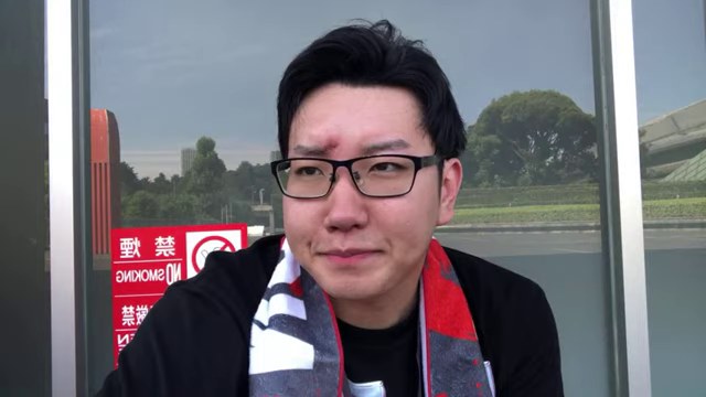大会後の屋外配信の終盤でカメラに向かって笑顔を見せるみつお