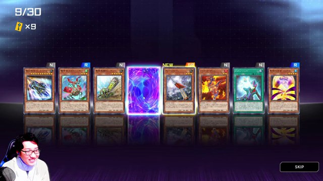 新パックの開封結果で光るカードを見つめるみつお