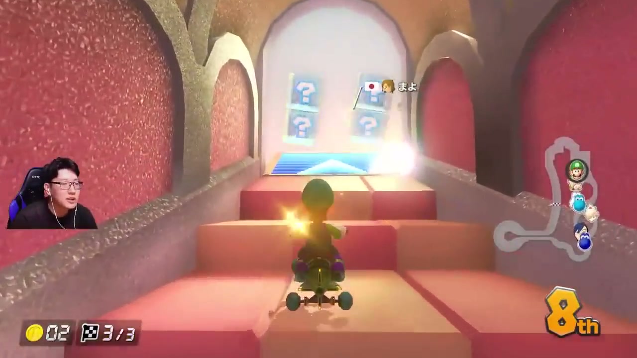 マリオカートのトンネル出口で、みつおのルイージがアイテムボックスへ向かう場面