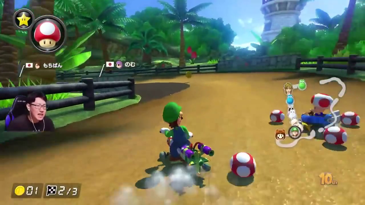 マリオカートのコースで、スターを持つみつおのルイージとキノピオのカートが並ぶ場面