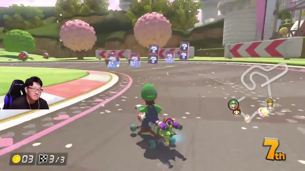 マリオカートの最終周、7位のルイージがカーブのアイテムボックスに向かう場面