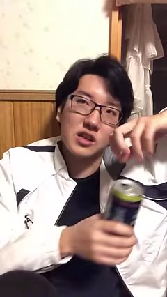 白いジャケットのみつおが飲み物の缶を手に、次の配信について話す場面