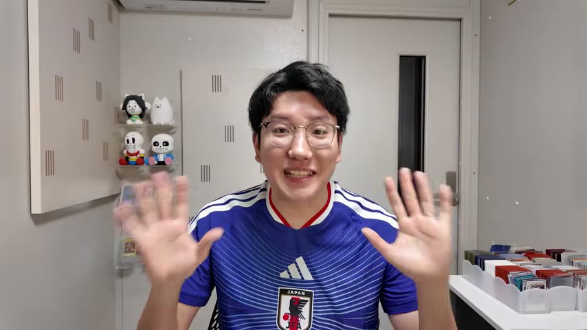青いユニフォーム姿のみつおが、自室で両手を広げて話す場面