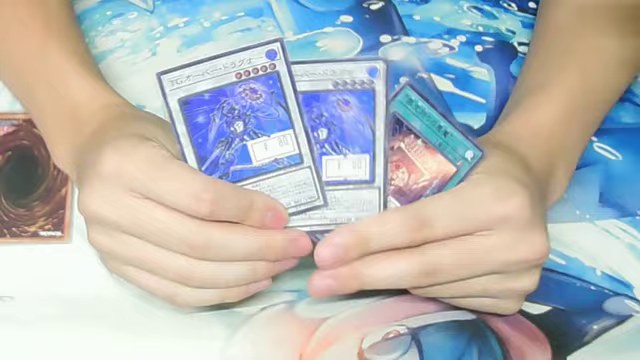 遊戯王OCGのTGのカードを両手でカメラに向けている場面