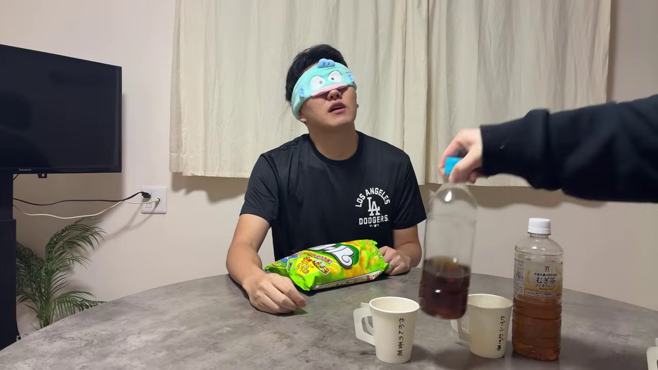 再挑戦で目隠しをしたみつおの前に、手伝いの人が次の飲み物を用意する場面