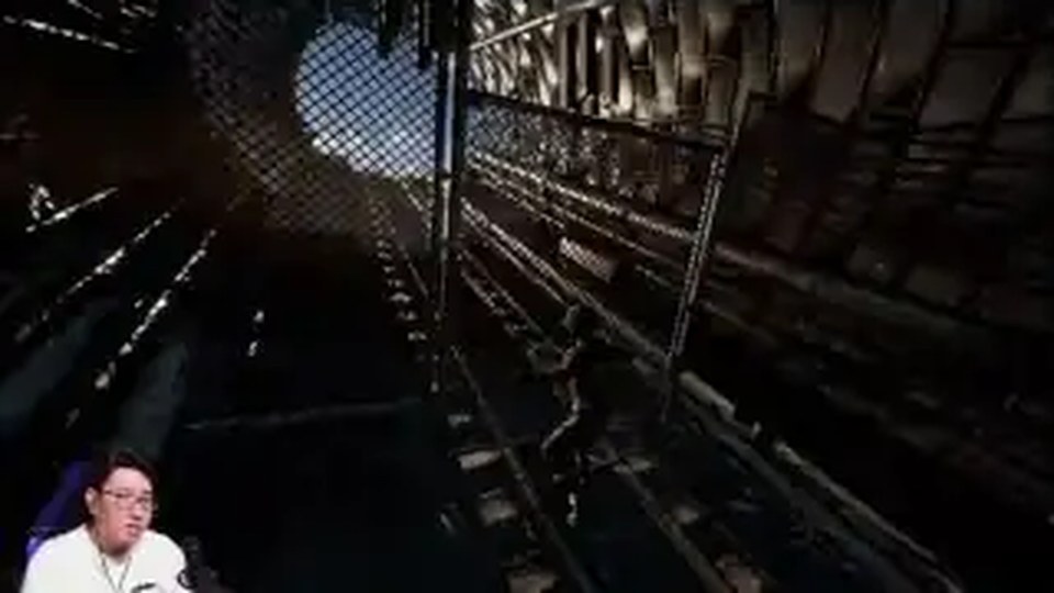 薄暗い金属製の通路を進む『ONLY UP!』のキャラクター