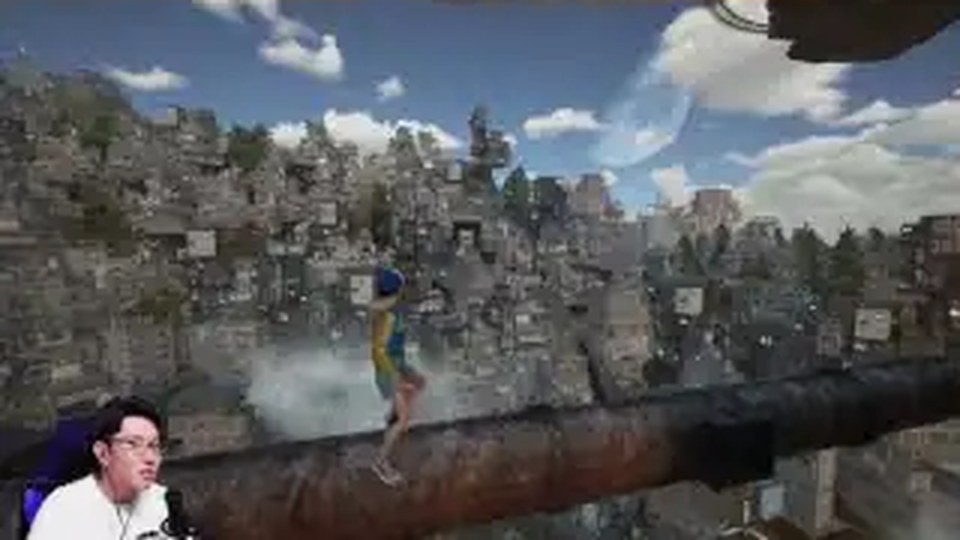 高い配管の上に立ち、眼下の街を見下ろす『ONLY UP!』のキャラクター