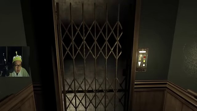 OUTLASTの暗い建物でエレベーターの金網扉を正面から映した画面
