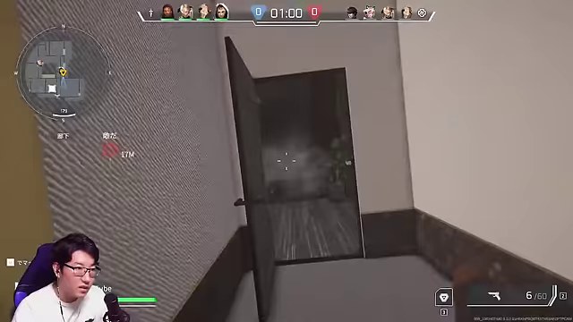 Project Fの初戦で、建物内の開いたドアを拳銃で狙うみつお視点