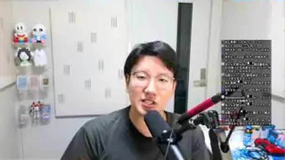 マイクに向かって近況を話すみつお