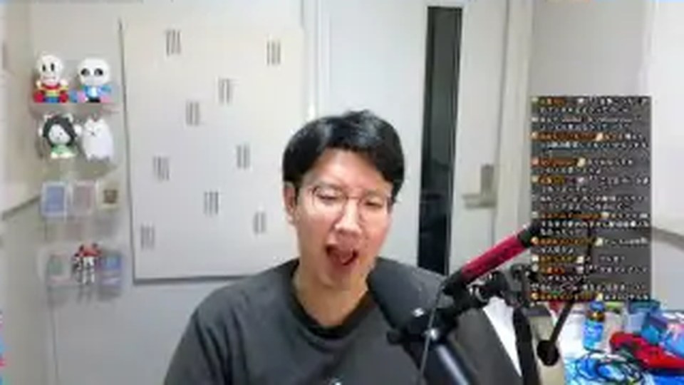 今後のゲーム配信についてマイク越しに話すみつお
