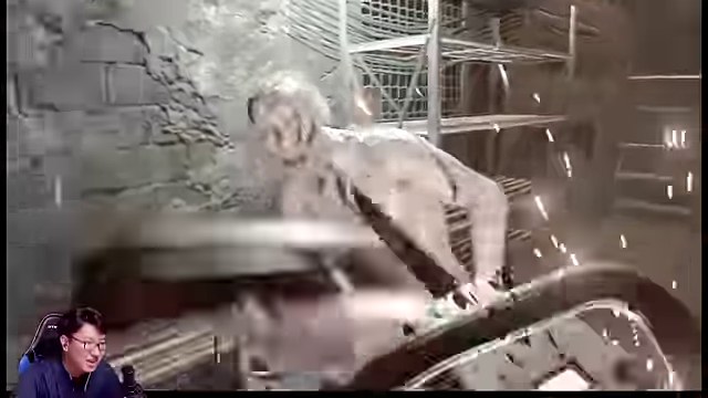 バイオハザード7でチェーンソーを持つ相手が目の前に迫り、火花が散る戦闘画面
