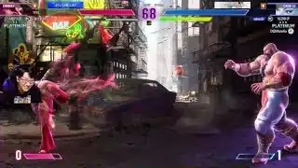 灰色の街路ステージで、左の春麗が蹴りを出し右のザンギエフが対峙するストリートファイター6の対戦画面