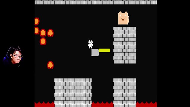 火玉が浮く画面で白いキャラが黄色い足場の近くに跳び、高い台の上に猫の顔が見える