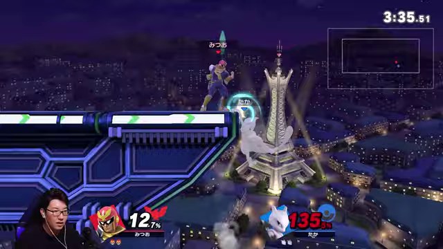 スマブラSPでキャプテン・ファルコンが崖際に立ち、ミュウツーが上へ飛ぶ夜のステージ