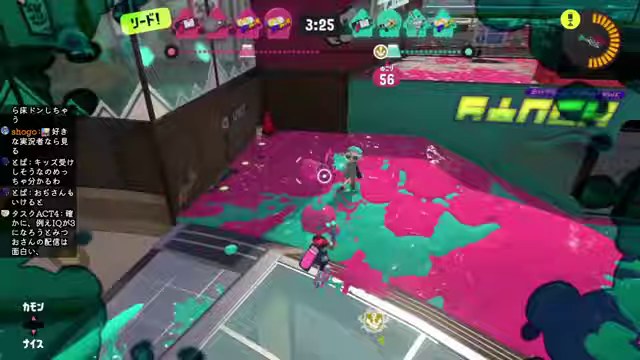 スプラトゥーン3のピンク対青緑の試合で、ピンク側のプレイヤーが青緑のインクに向かう場面