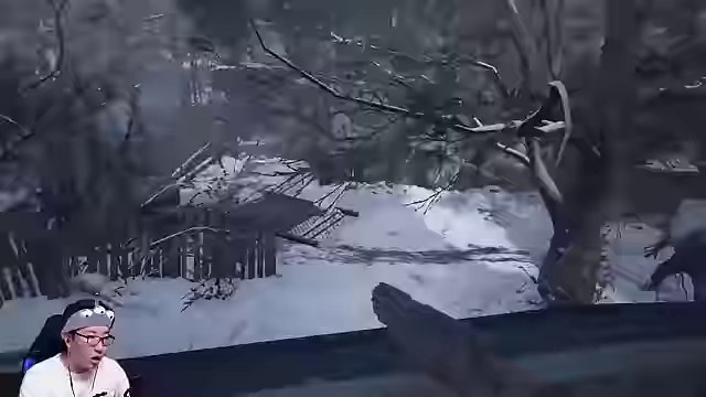 雪の村の家の窓から外を警戒するバイオハザード ヴィレッジの画面と、左下のみつお