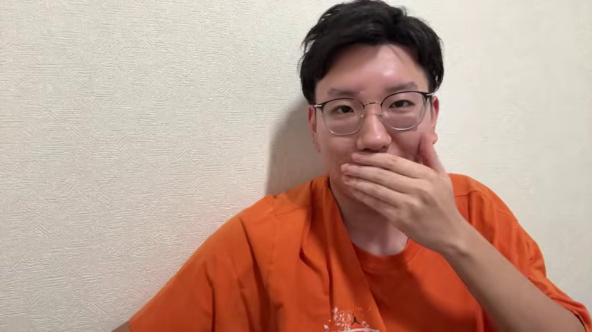 大会の対戦を振り返りながら口元に手を当てるみつお