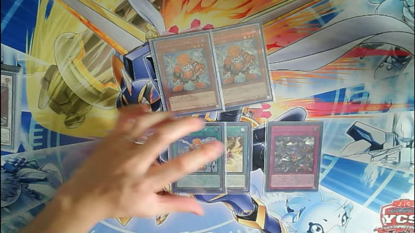 プレイマットにシンクロンの候補カードを二段に並べ、採用枚数を考えるみつお