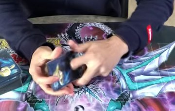 遊戯王の実物のカードを両手で動かす場面