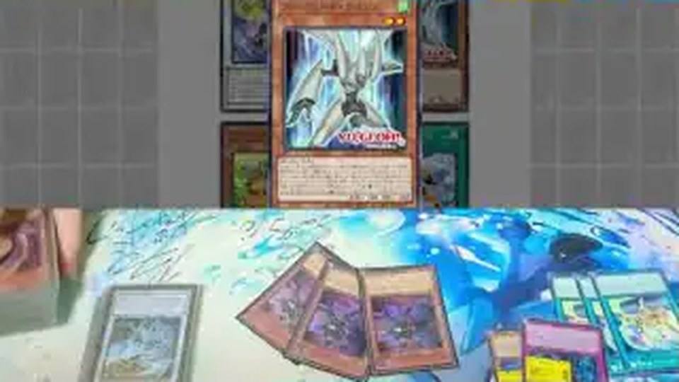 机上の遊戯王カードと画面上部に拡大されたモンスターカード