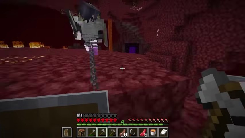 マインクラフトのネザーで、ゲートの近くにゆうちびさんと鎖が見える場面