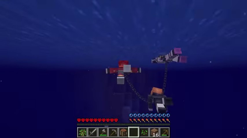 水中で鎖につながれたまま泳ぐ3人のマイクラ画面