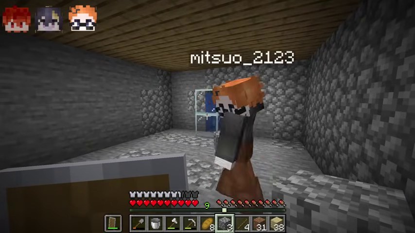 マインクラフトの石の部屋で、みつおが青い水の見えるガラス窓のそばに立つ場面
