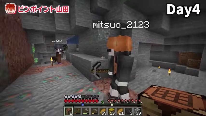Day4の洞窟でみつおの左後方にクリーパーが近づく場面