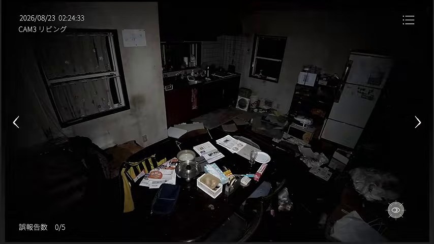 JSP3のCAM3リビングに食卓の容器と書類、右奥の冷蔵庫が映る場面