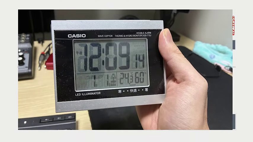 JSP3配信の画面上で、手に持ったCASIOの時計を写した写真が表示される場面