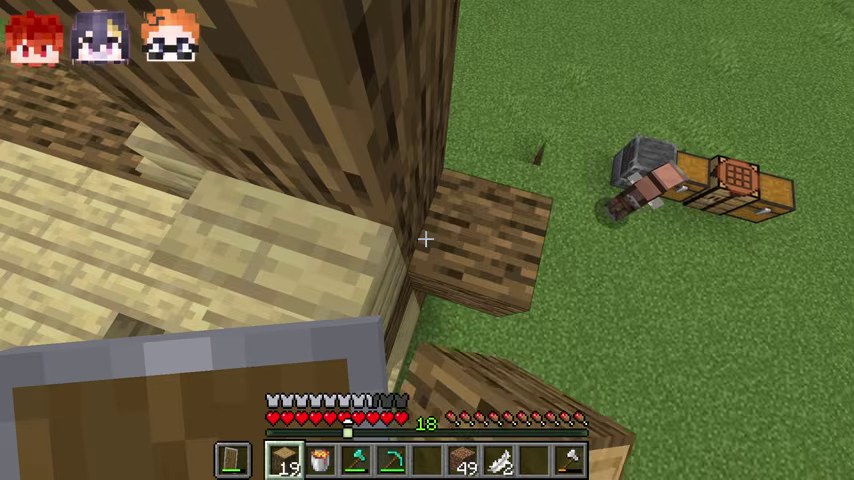 マインクラフトの建築途中の木の骨組みから地面とチェストを見下ろす場面