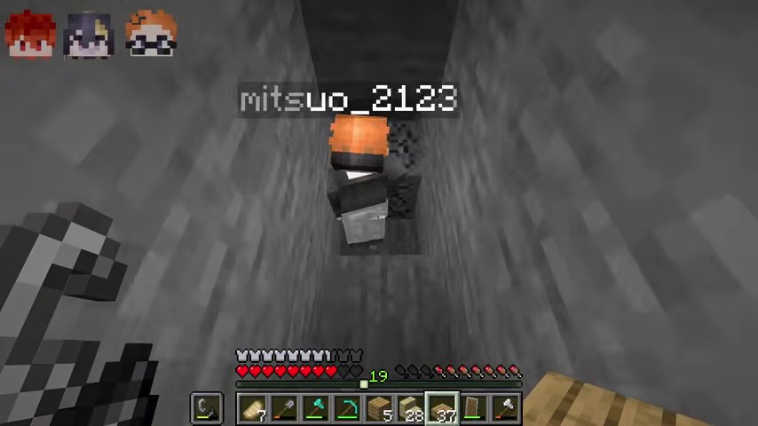 マインクラフトの狭い石の通路で、オレンジ髪のみつおが前方を掘る場面