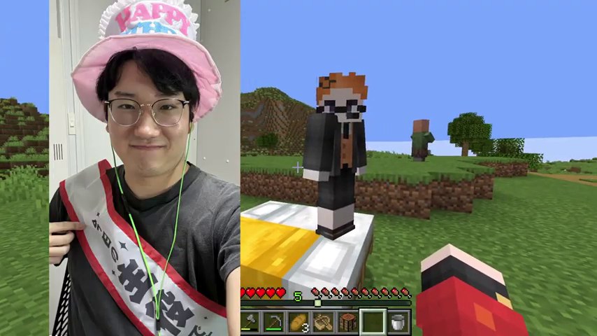 公式配信画面に誕生日帽子とタスキの写真が重なり、マインクラフトではみつおのキャラクターがベッドに立つ場面
