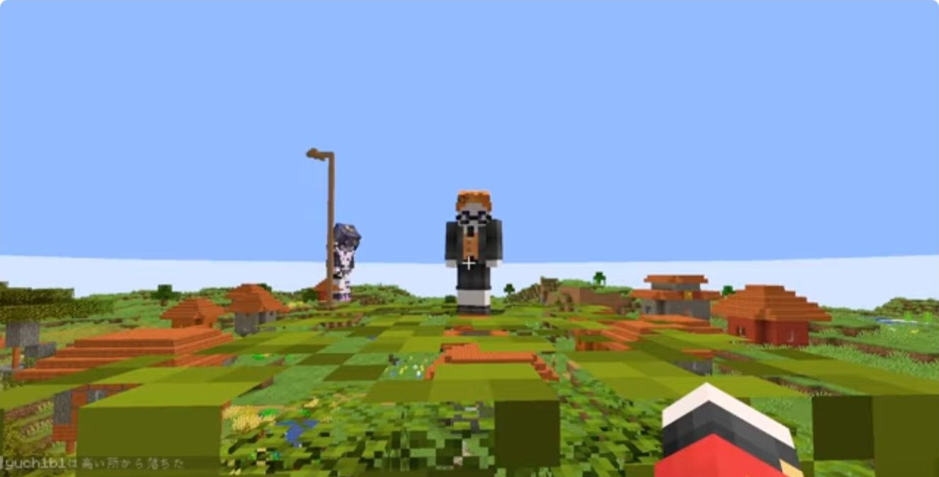 山田さんの赤い袖が映るマイクラ画面の先に、みつおとゆうちびのキャラクターが立つ