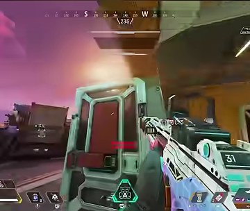 APEXの屋外で扉へ銃を向けるゲーム画面