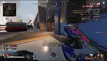 APEXショートの54秒、ゆうちびさんがピンク色の銃を持って建物の角から外をうかがう場面