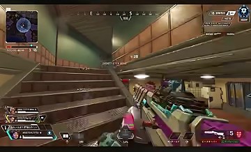 APEXの建物内の階段でゆうちびが銃を構える場面